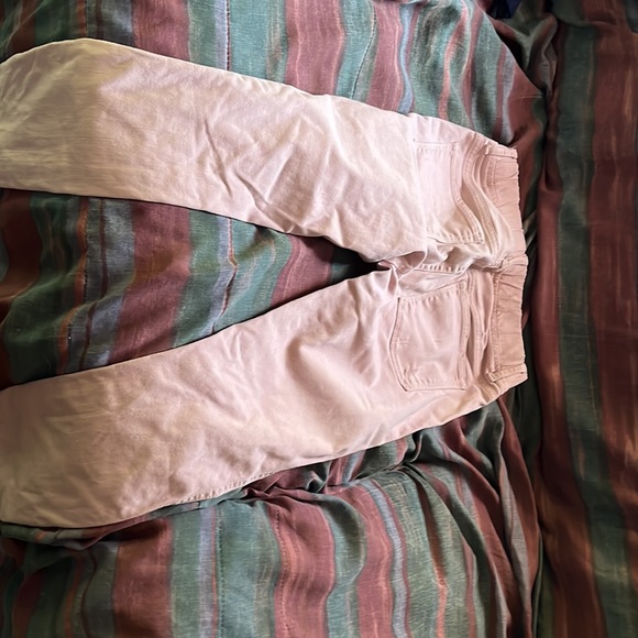 It has one hole. It’s a nice color pink. they actually have pockets - Picture 2 of 3